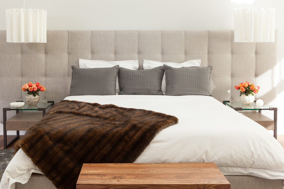 Foto de dormitorio principal tradicional renovado grande con suelo de madera en tonos medios y paredes blancas