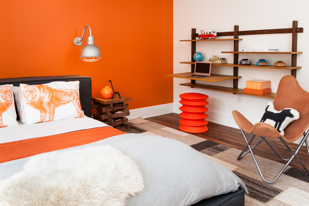 Diseño de dormitorio actual de tamaño medio con parades naranjas y suelo de madera en tonos medios