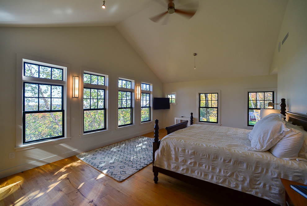 Großes Landhausstil Hauptschlafzimmer ohne Kamin mit weißer Wandfarbe und hellem Holzboden in Burlington