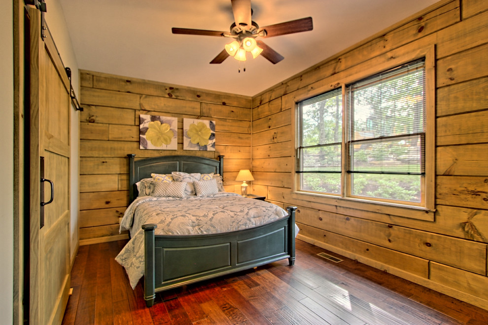 Exemple d'une chambre d'amis montagne de taille moyenne avec un mur gris, un sol en bois brun et un sol marron.
