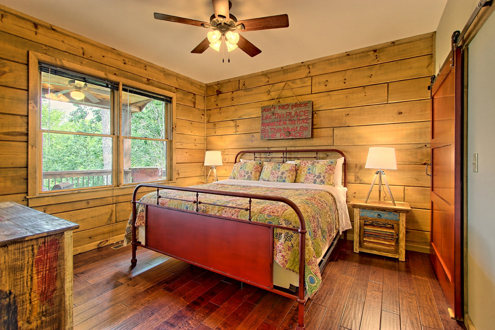 Пример оригинального дизайна: гостевая спальня среднего размера, (комната для гостей) в стиле рустика с коричневым полом, коричневыми стенами и темным паркетным полом