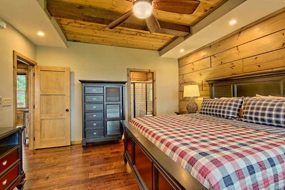 Mittelgroßes Rustikales Hauptschlafzimmer mit grauer Wandfarbe, braunem Holzboden und braunem Boden in Sonstige