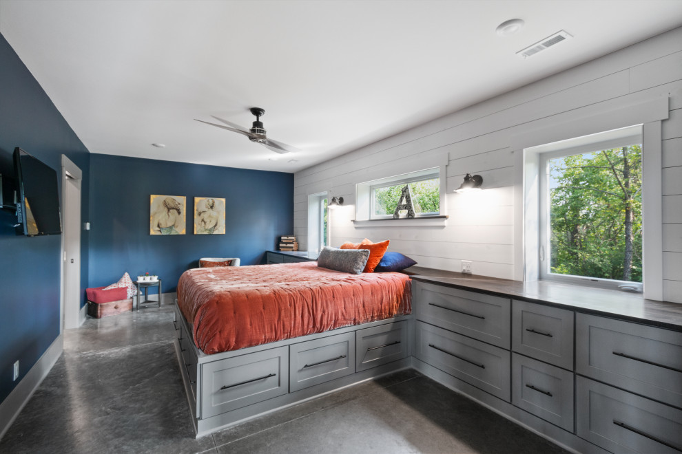 Свежая идея для дизайна: большая хозяйская спальня в стиле модернизм с синими стенами, бетонным полом, коричневым полом и стенами из вагонки - отличное фото интерьера
