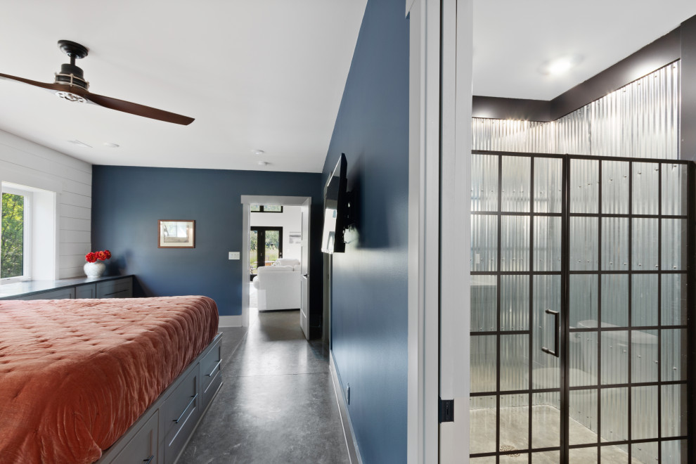 Пример оригинального дизайна: большая хозяйская спальня в стиле модернизм с синими стенами, бетонным полом, коричневым полом и стенами из вагонки