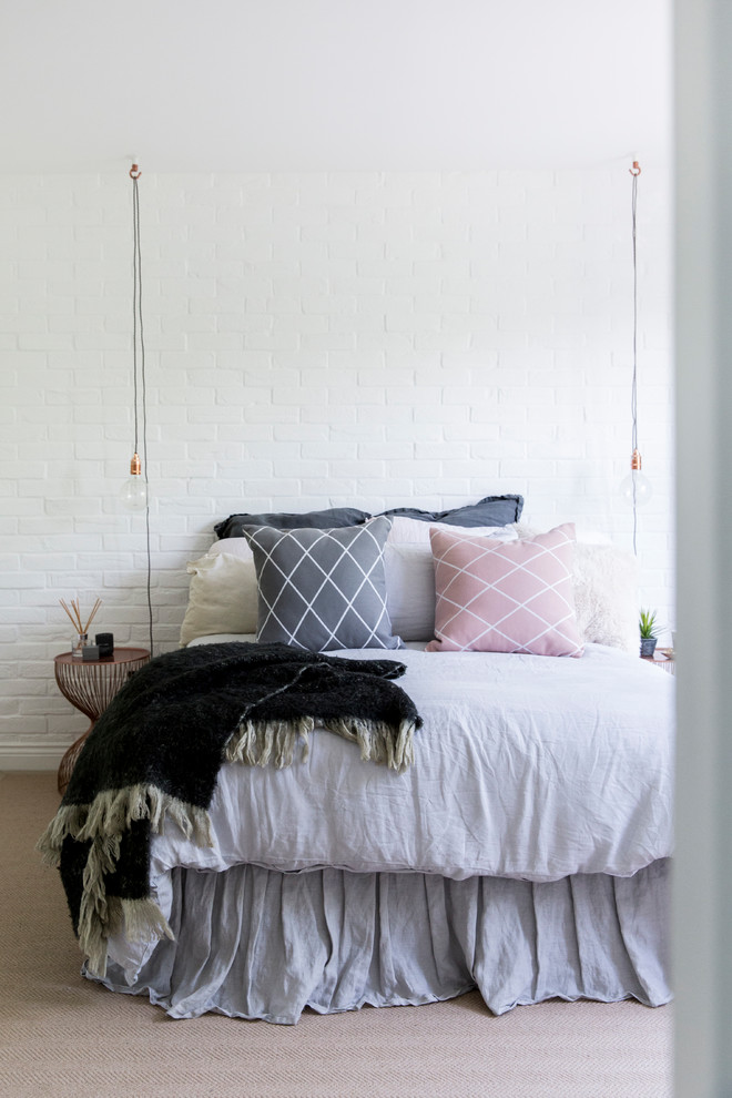Modelo de dormitorio nórdico de tamaño medio con paredes blancas