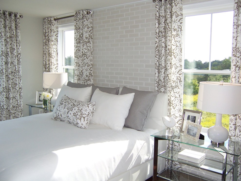 Immagine di una camera da letto minimal con pareti beige