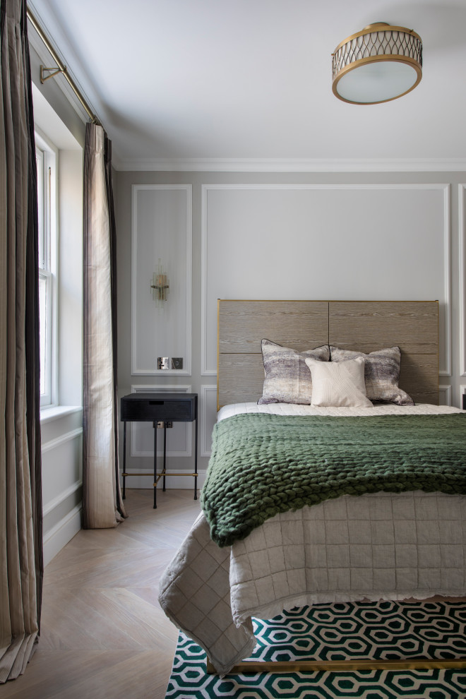 ロンドンにある小さなコンテンポラリースタイルのおしゃれな客用寝室 (グレーの壁、淡色無垢フローリング、ベージュの床、パネル壁)