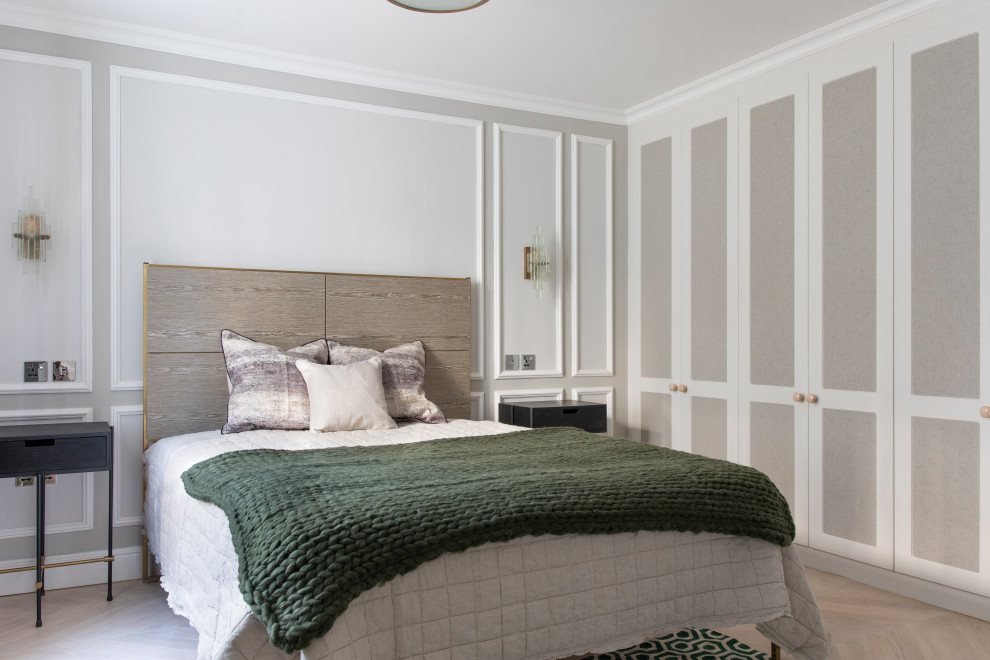 Idées déco pour une petite chambre d'amis contemporaine avec un mur gris, parquet clair, un sol beige et du lambris.