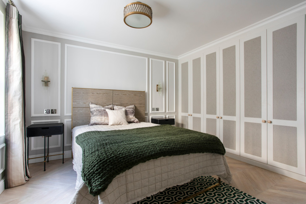 Идея дизайна: маленькая гостевая спальня (комната для гостей) в современном стиле с серыми стенами, светлым паркетным полом, бежевым полом и панелями на части стены для на участке и в саду