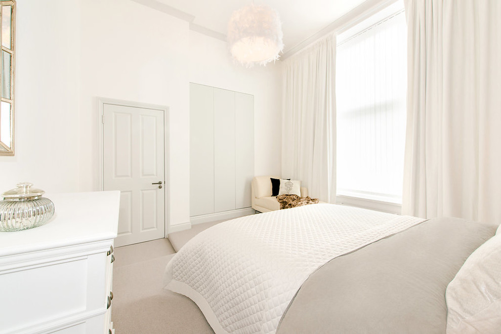 Mittelgroßes Modernes Hauptschlafzimmer mit bunten Wänden und Teppichboden in Stockholm