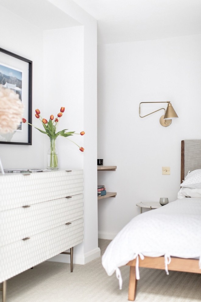 Ejemplo de dormitorio principal escandinavo pequeño con paredes blancas, moqueta y suelo beige