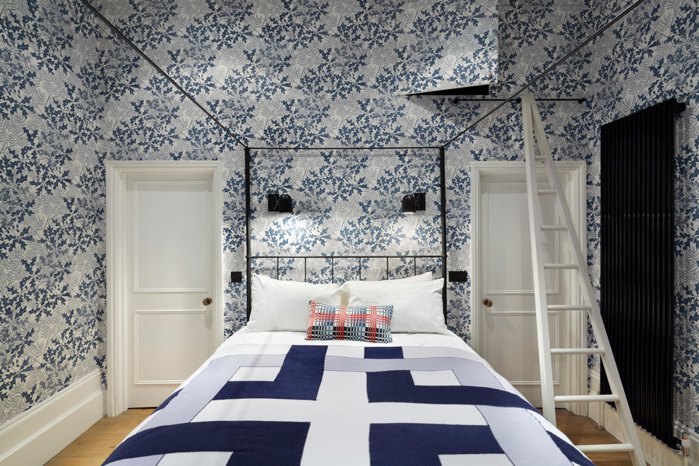 Idee per un'In mansarda camera da letto classica con pareti multicolore