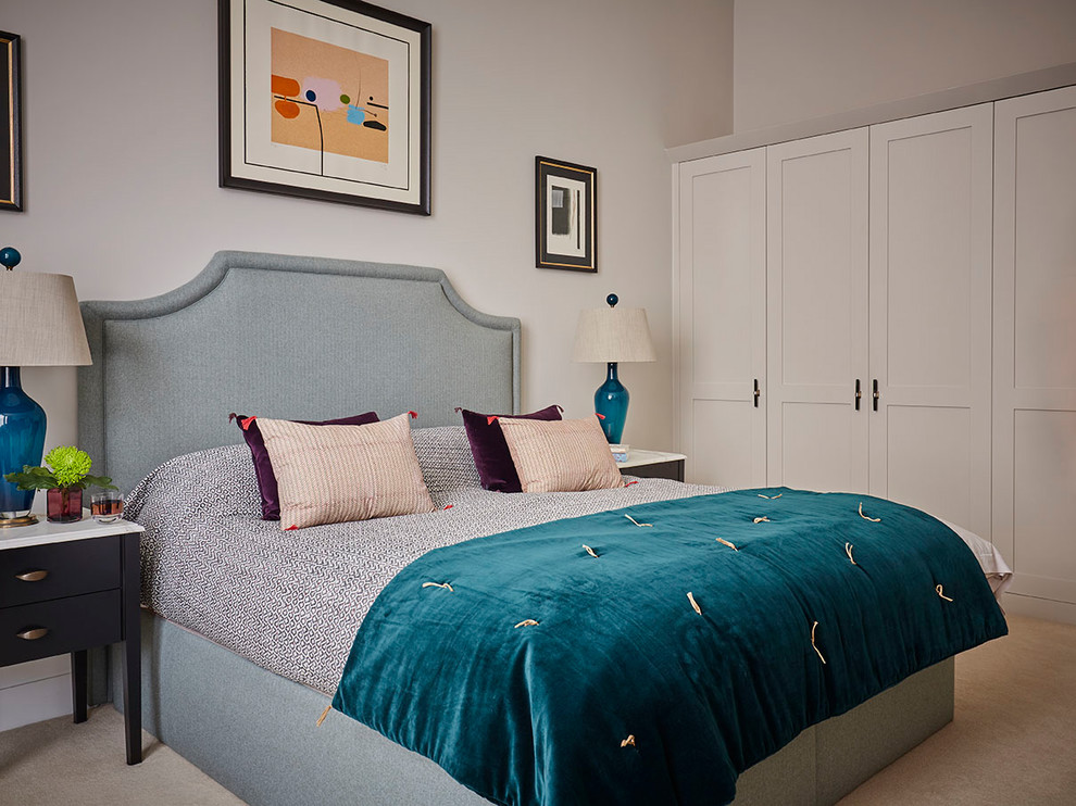 ロンドンにある中くらいなトランジショナルスタイルのおしゃれな主寝室 (グレーの壁、カーペット敷き、ベージュの床)