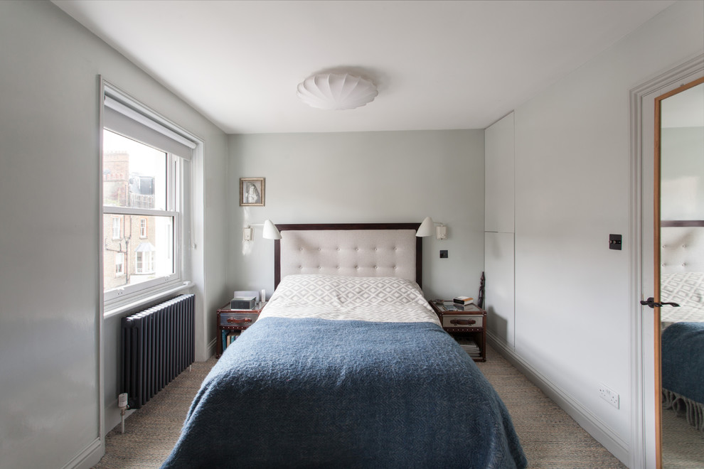 Diseño de dormitorio tradicional renovado con paredes blancas, moqueta y suelo beige