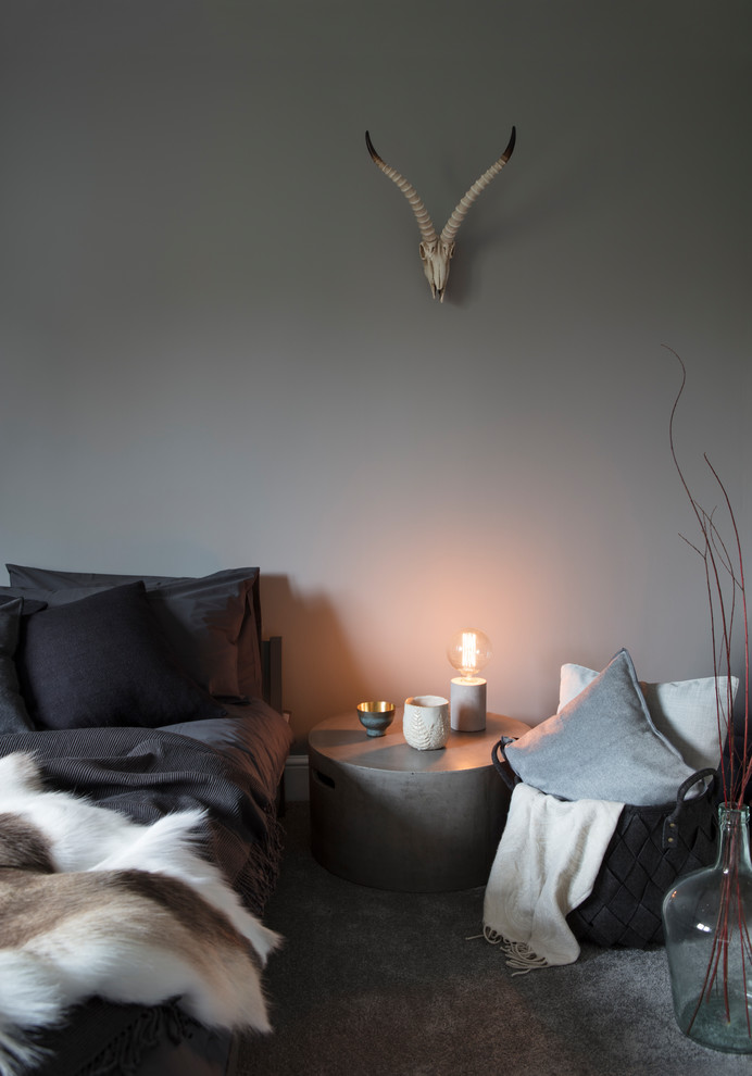 Idee per una camera matrimoniale nordica con pareti grigie, moquette e pavimento grigio