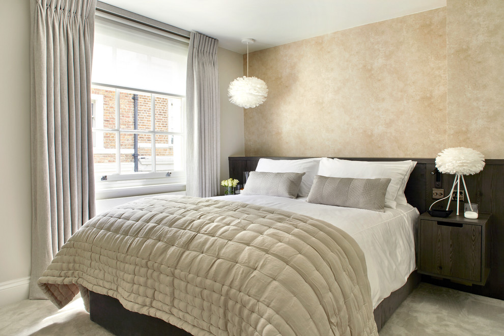 ロンドンにあるトランジショナルスタイルのおしゃれな主寝室 (ベージュの壁、カーペット敷き、ベージュの床、暖炉なし)
