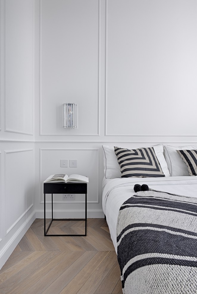 Стильный дизайн: большая хозяйская спальня в викторианском стиле с белыми стенами, светлым паркетным полом и коричневым полом без камина - последний тренд