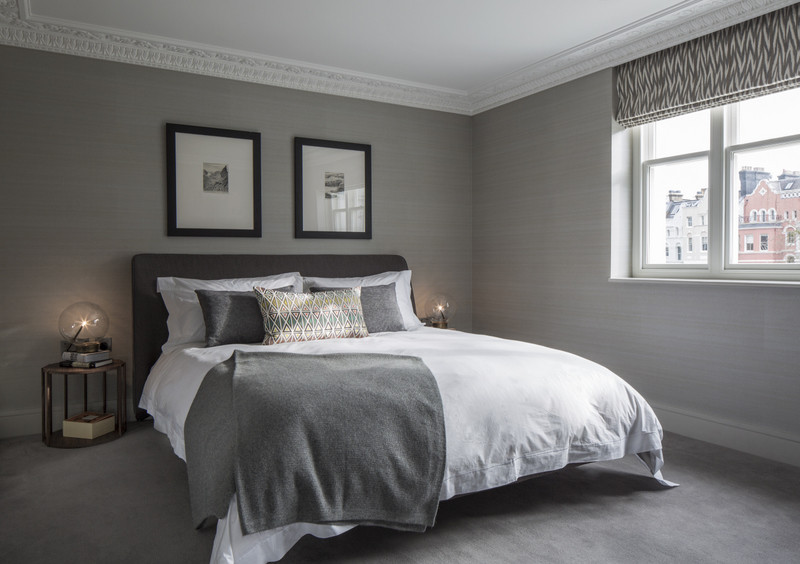 Idee per una camera da letto classica di medie dimensioni con pareti grigie, moquette e pavimento grigio