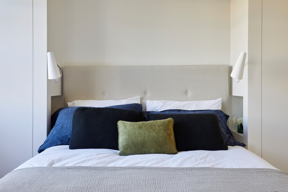 Пример оригинального дизайна: хозяйская спальня в современном стиле с белыми стенами, светлым паркетным полом и кроватью в нише