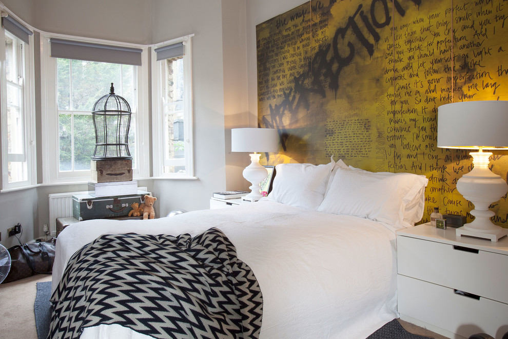 Eklektisches Schlafzimmer mit gelber Wandfarbe und Teppichboden in London