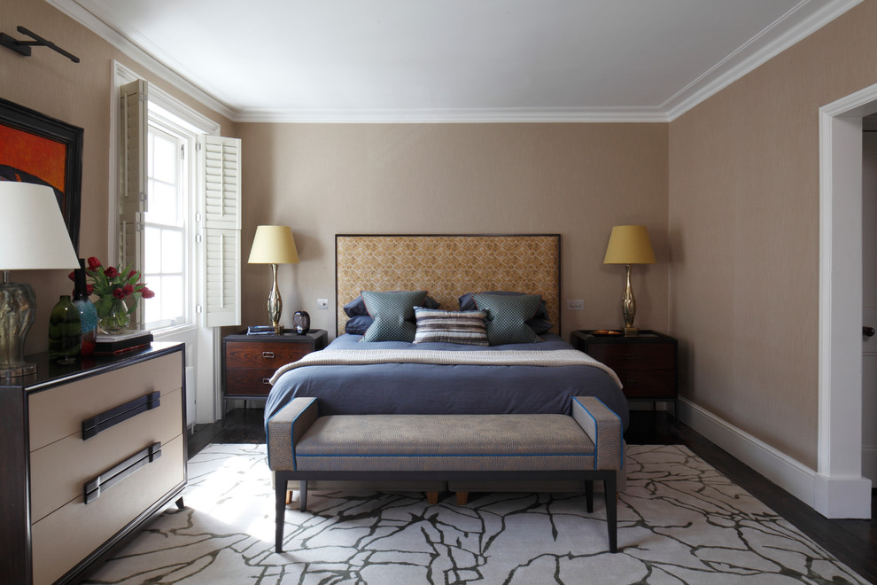 Modernes Hauptschlafzimmer ohne Kamin mit beiger Wandfarbe und dunklem Holzboden in London