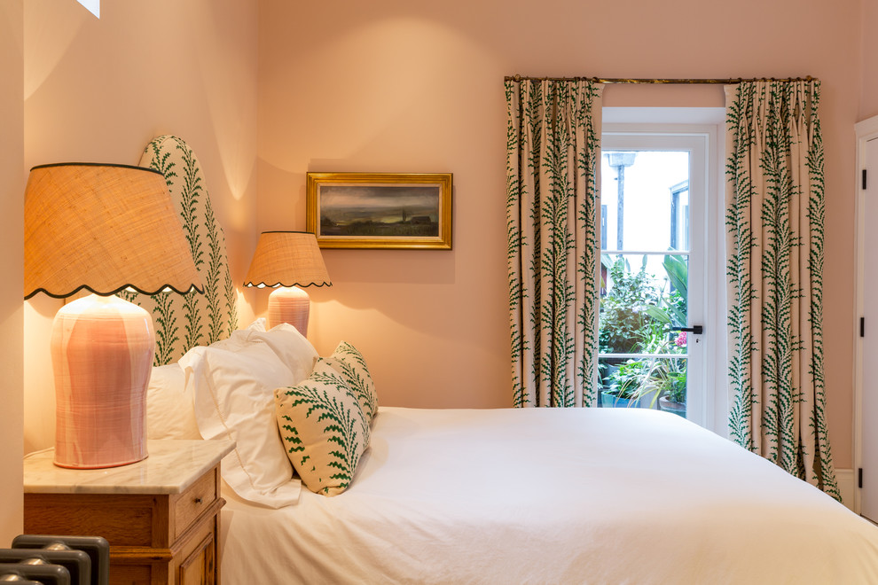 Esempio di una camera degli ospiti boho chic di medie dimensioni con pareti rosa, moquette e pavimento beige