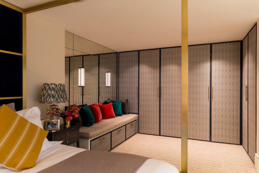 Идея дизайна: большая хозяйская спальня в стиле фьюжн с ковровым покрытием, бежевым полом и бежевыми стенами