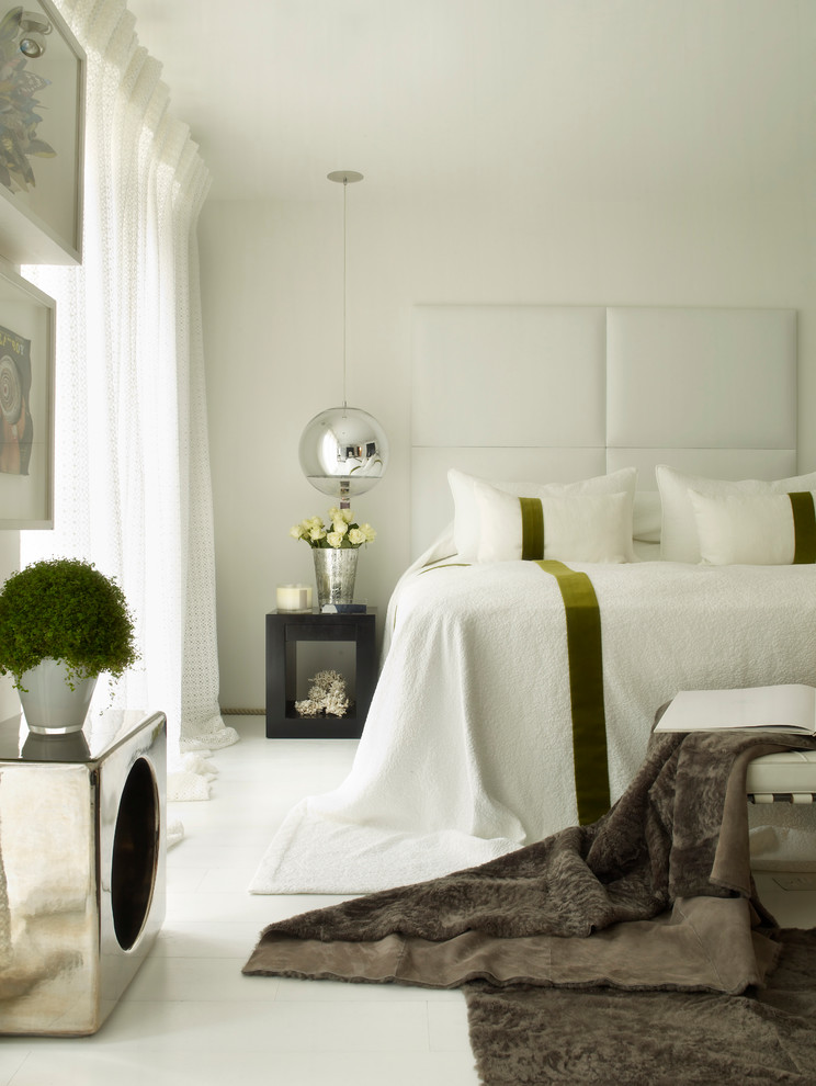 Cette image montre une chambre design avec un mur blanc et un sol blanc.