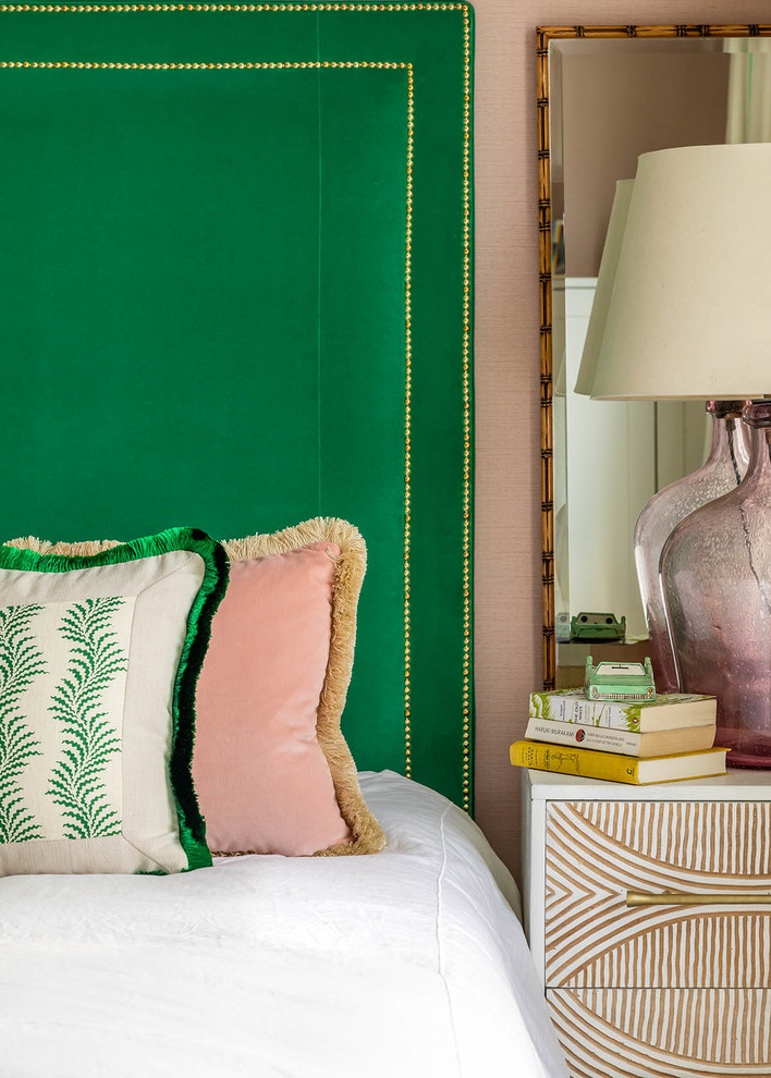 Idee per una camera matrimoniale eclettica di medie dimensioni con pareti rosa, moquette e pavimento beige