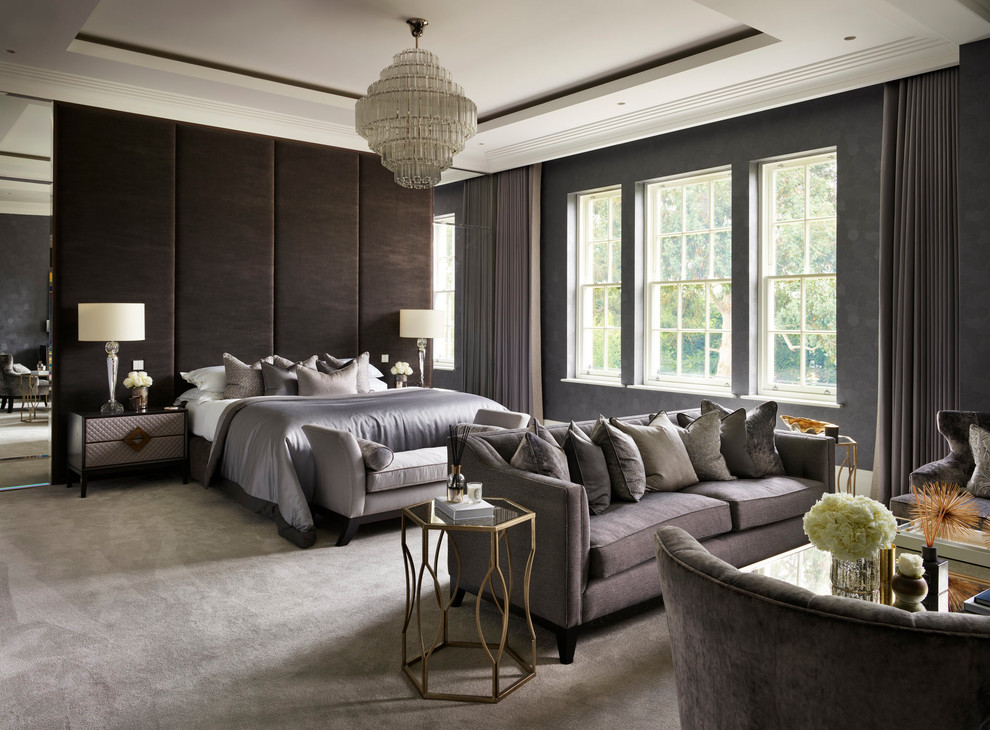 Geräumiges Modernes Hauptschlafzimmer mit grauer Wandfarbe, Teppichboden und grauem Boden in Berkshire