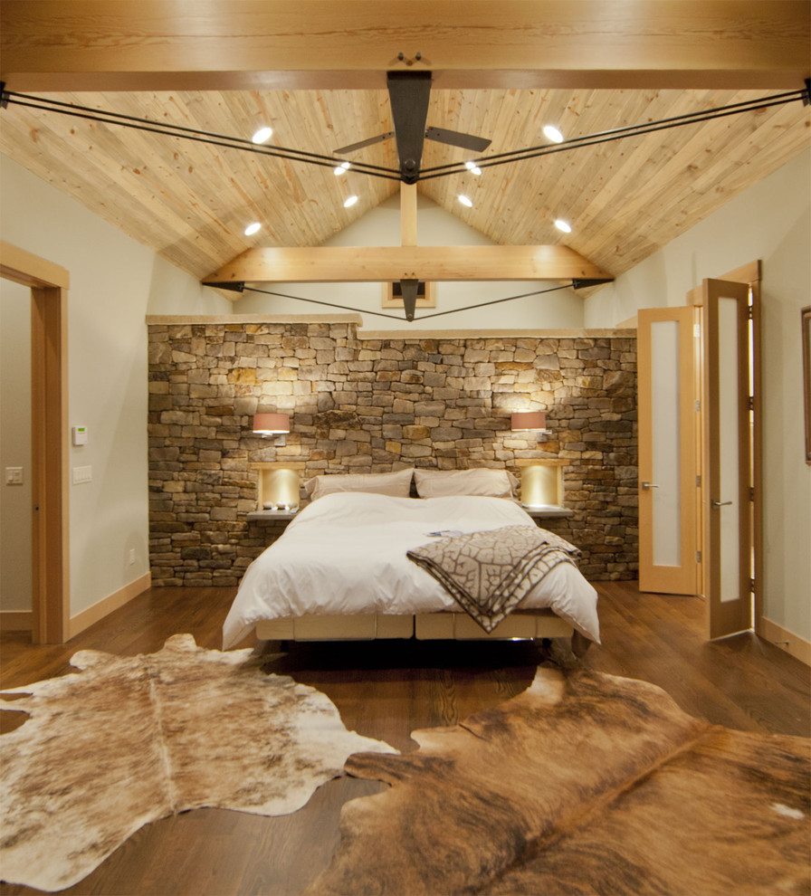 Modernes Schlafzimmer mit beiger Wandfarbe und braunem Holzboden in Denver