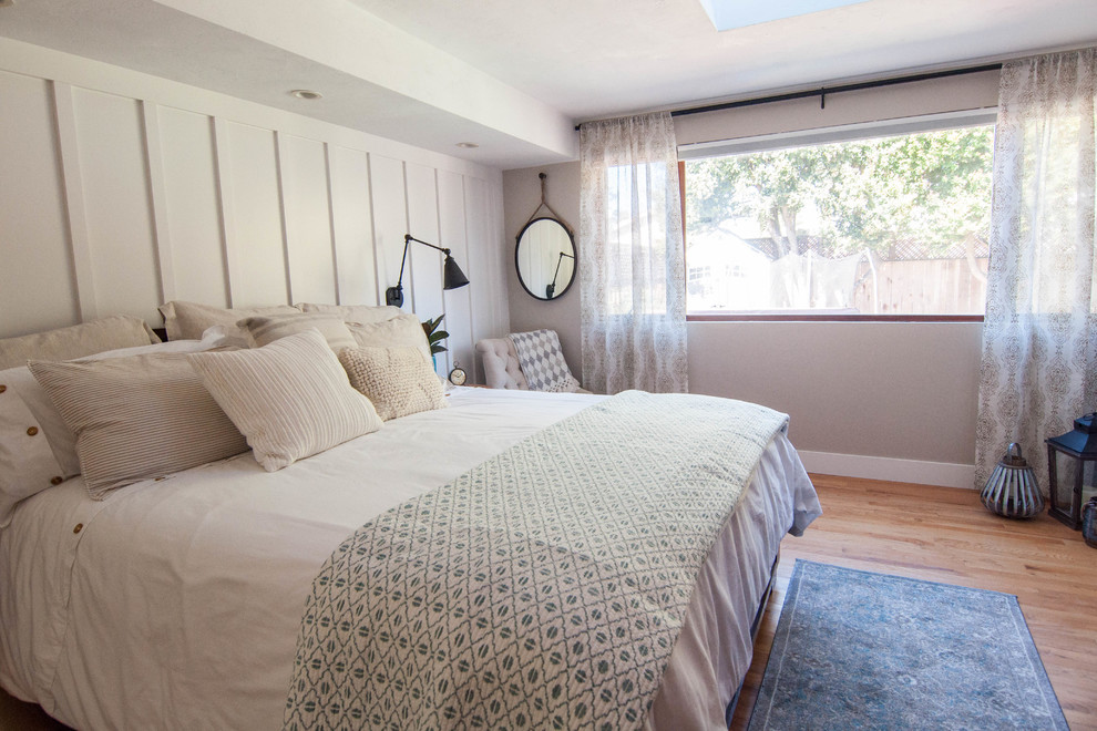 サンフランシスコにある中くらいなカントリー風のおしゃれな主寝室 (白い壁、無垢フローリング) のインテリア