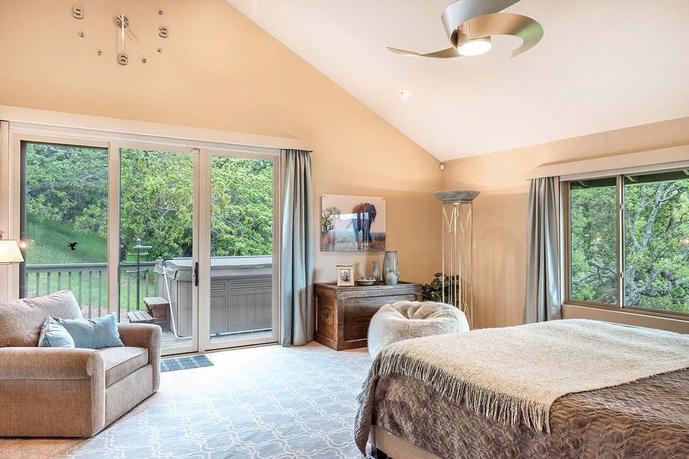 Foto de dormitorio principal rústico grande sin chimenea con paredes beige, moqueta y suelo beige