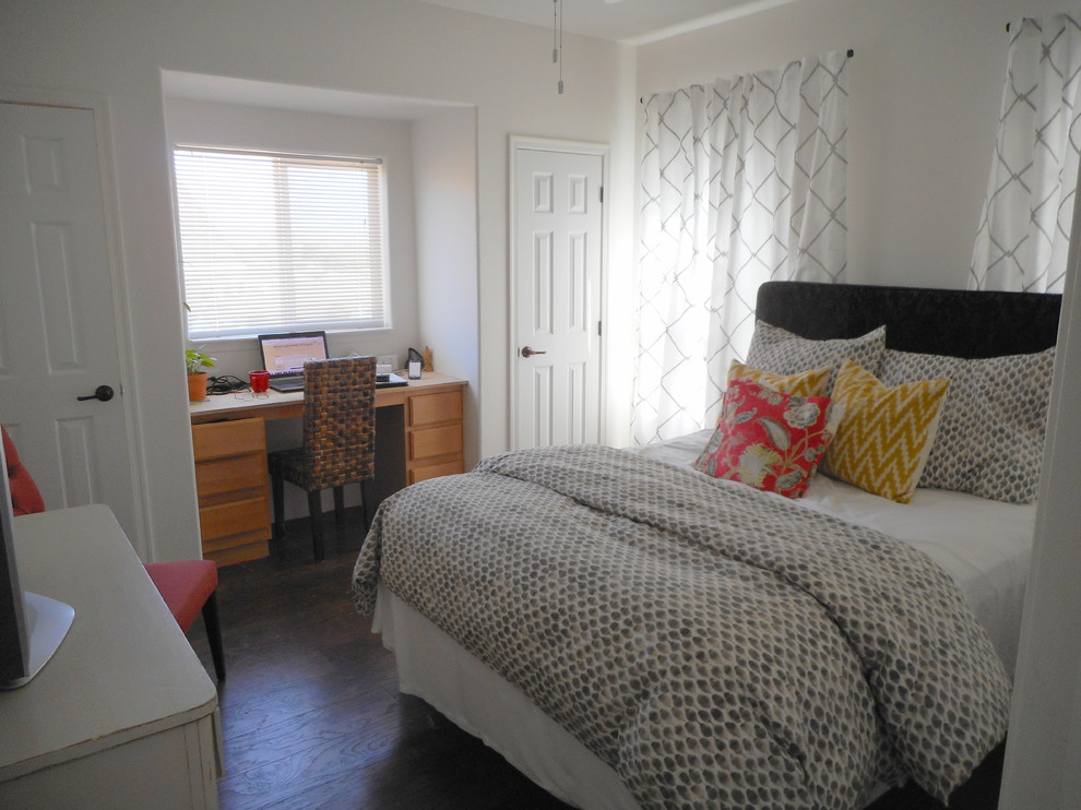 サンルイスオビスポにある中くらいなエクレクティックスタイルのおしゃれな客用寝室 (白い壁、濃色無垢フローリング) のインテリア