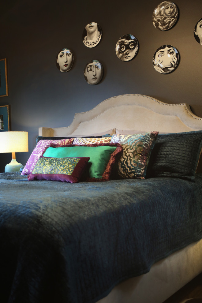 Ejemplo de dormitorio principal actual de tamaño medio sin chimenea con paredes negras, suelo de madera oscura y suelo gris