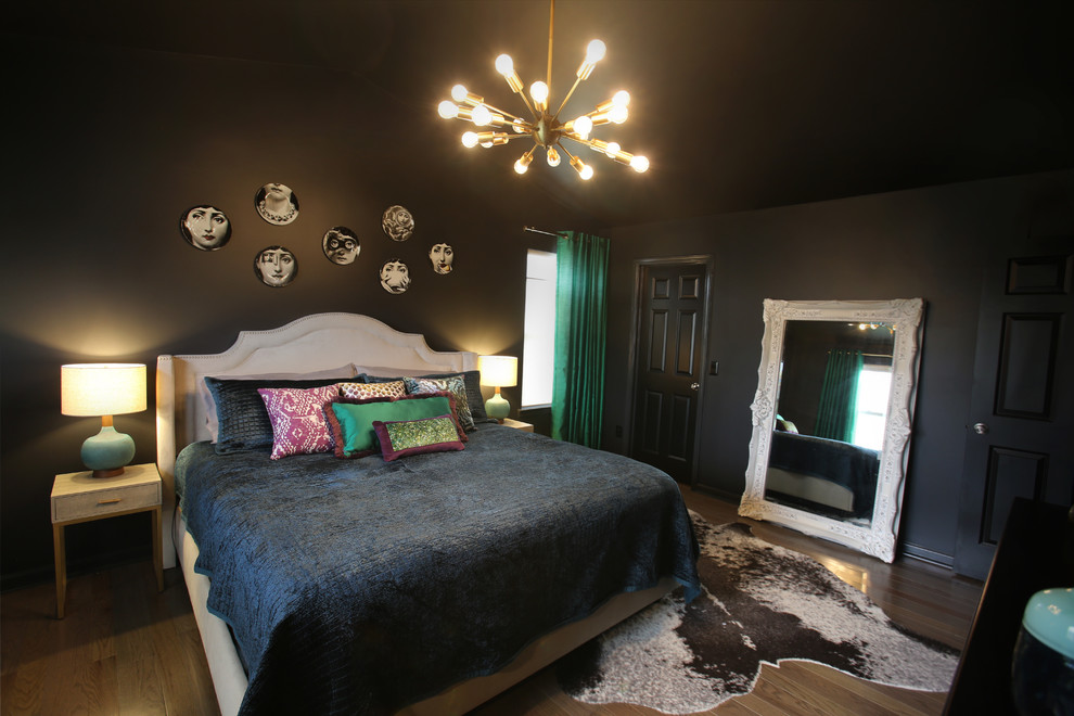 Стильный дизайн: хозяйская спальня среднего размера в стиле фьюжн с черными стенами, темным паркетным полом и коричневым полом - последний тренд
