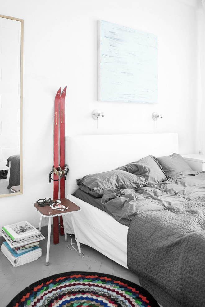 На фото: хозяйская спальня среднего размера в скандинавском стиле с белыми стенами, бетонным полом и серым полом с