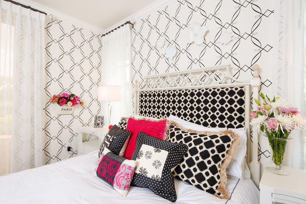 Стильный дизайн: гостевая спальня среднего размера, (комната для гостей) в стиле фьюжн с разноцветными стенами без камина - последний тренд