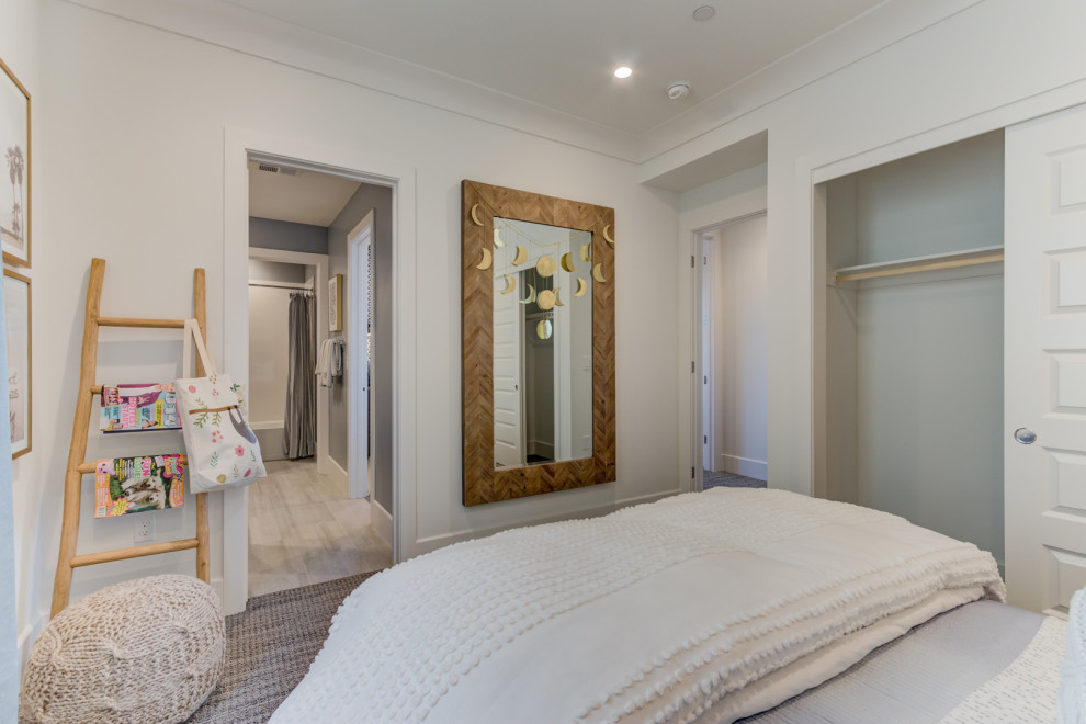 Idee per una camera degli ospiti con pareti bianche, moquette e pavimento beige
