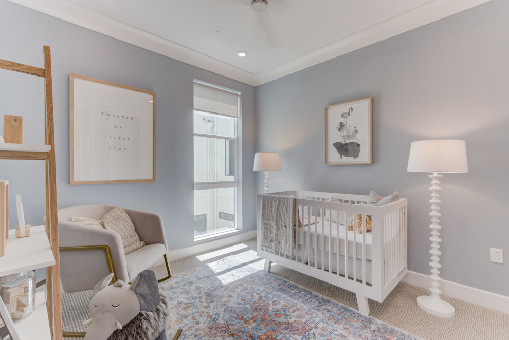 Idées déco pour une chambre de bébé classique avec moquette, un sol beige et un mur gris.