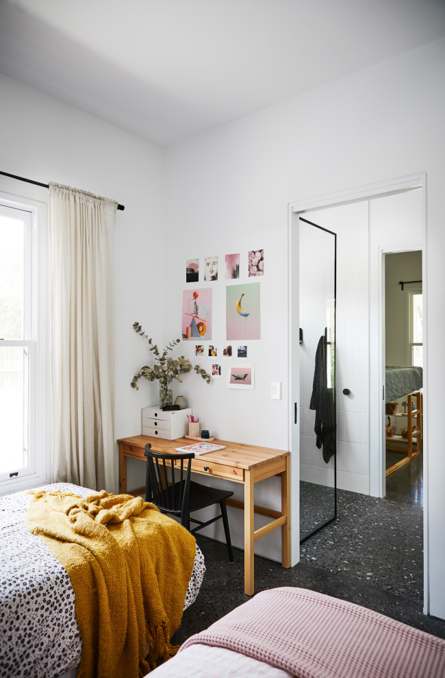 Ispirazione per una grande camera degli ospiti moderna con pareti bianche, pavimento in cemento e pavimento nero