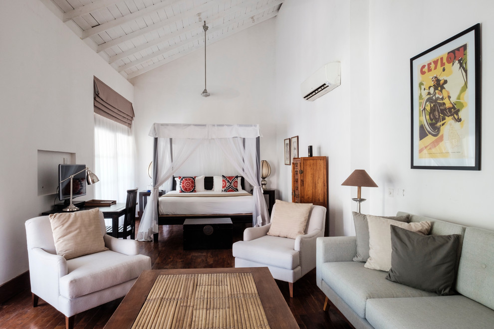 Diseño de dormitorio principal de estilo zen grande sin chimenea con paredes blancas y suelo de madera en tonos medios