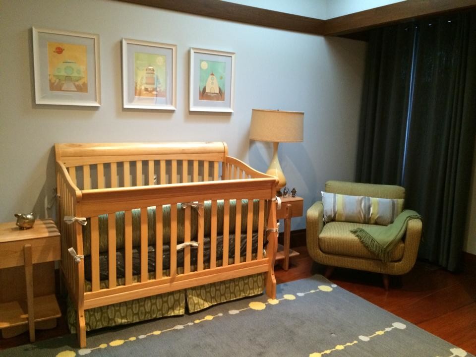 Exemple d'une chambre rétro de taille moyenne avec un mur bleu et un sol en bois brun.