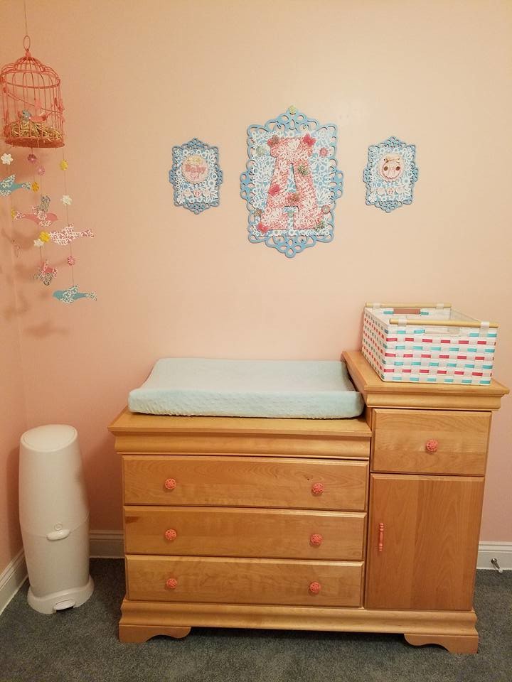 Cette image montre une petite chambre minimaliste avec un mur rose et aucune cheminée.