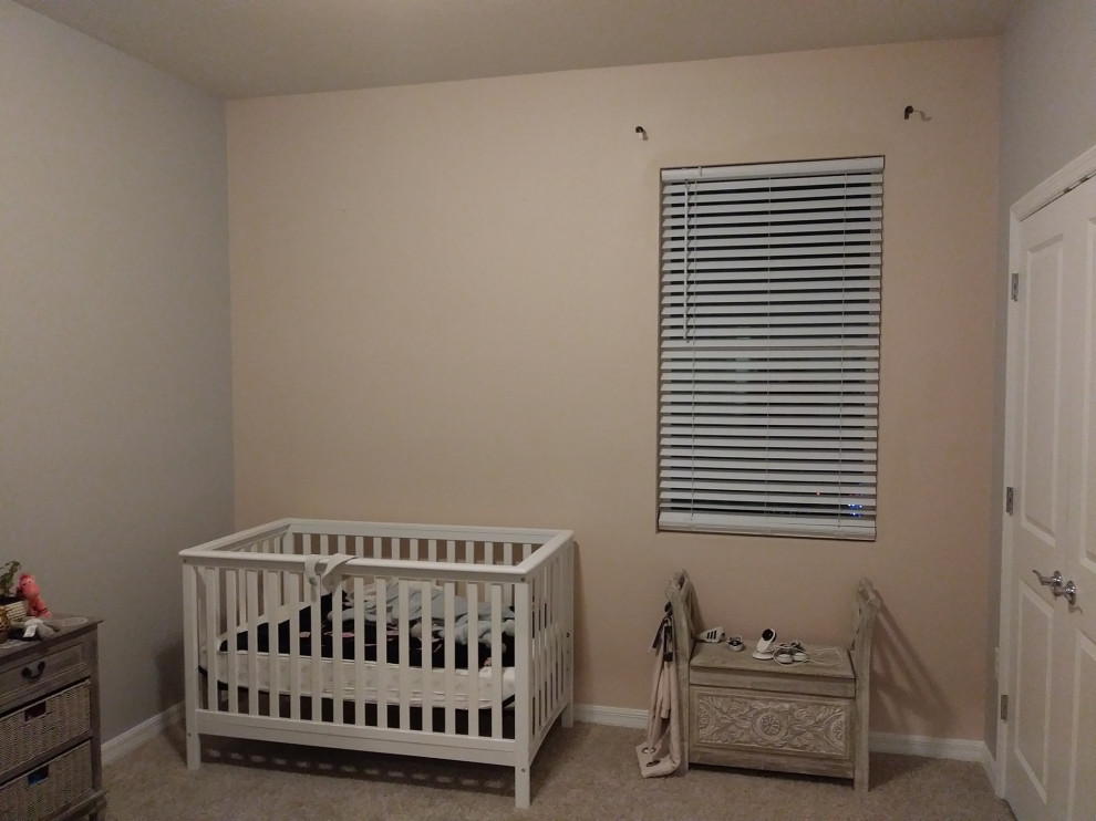 Foto de habitación de bebé moderna de tamaño medio con paredes amarillas