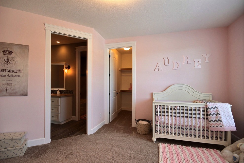 ポートランドにある広いトランジショナルスタイルのおしゃれな客用寝室 (ベージュの壁、カーペット敷き)
