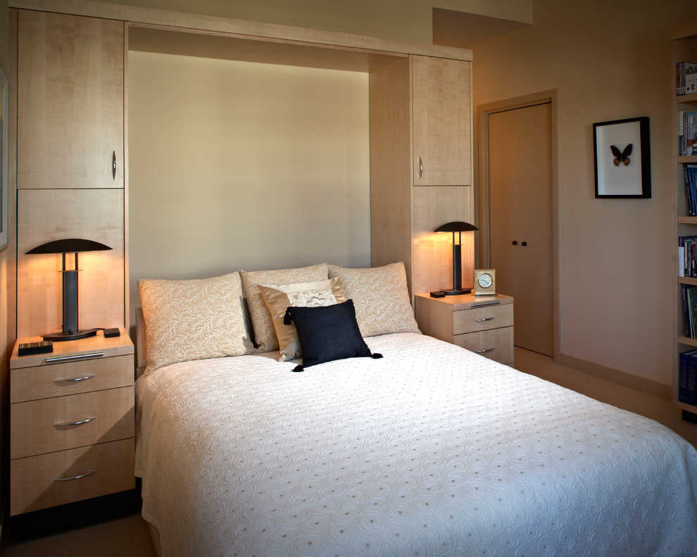 Modelo de habitación de invitados actual con paredes beige y moqueta