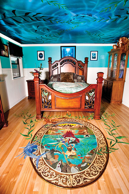 Cette image montre une chambre craftsman avec un sol en bois brun.