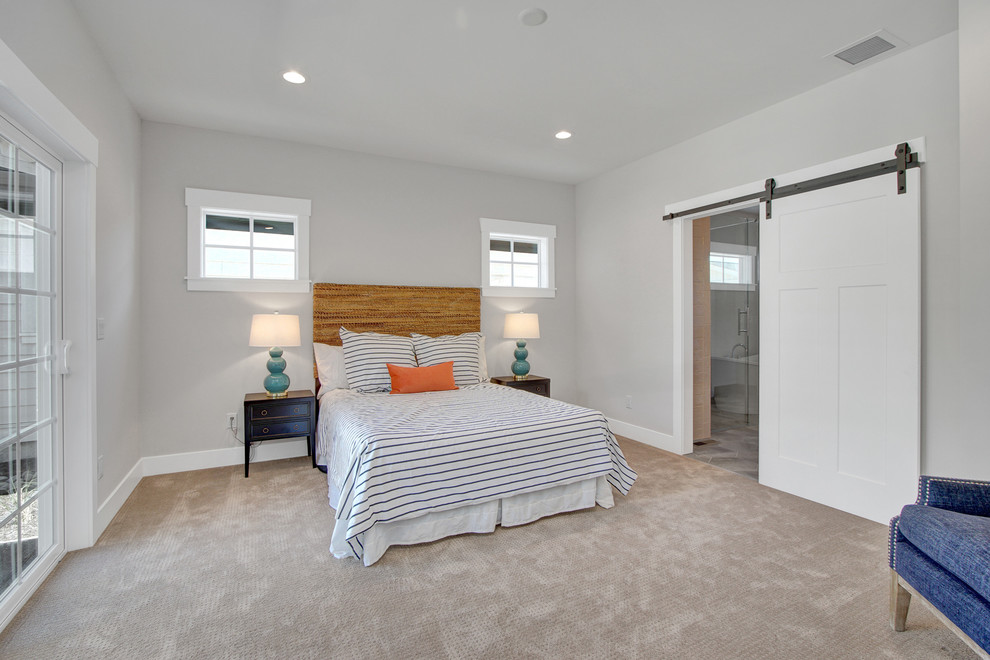 Идея дизайна: большая хозяйская спальня в стиле кантри с серыми стенами, ковровым покрытием и серым полом