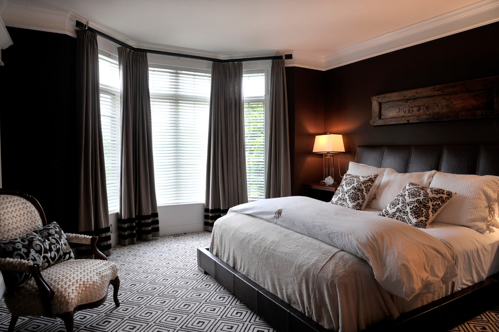 На фото: большая хозяйская спальня в современном стиле с коричневыми стенами и ковровым покрытием с
